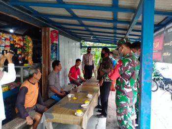  Kasun Ngrancang Ingatkan Warganya Yang Tak Pakai Masker Dilokasi TMMD Tambakrejo Bojonegoro